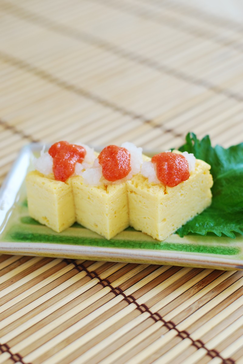 卵焼きの上に乗った辛子明太子