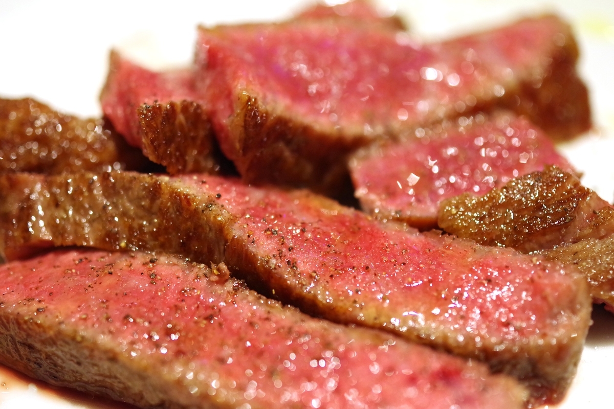 レアに焼いた牛肉