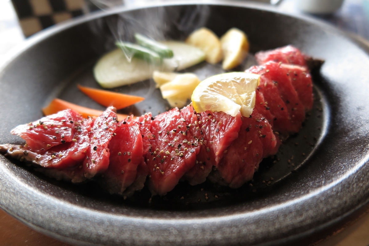 お皿に並んだ超レアの牛肉たち