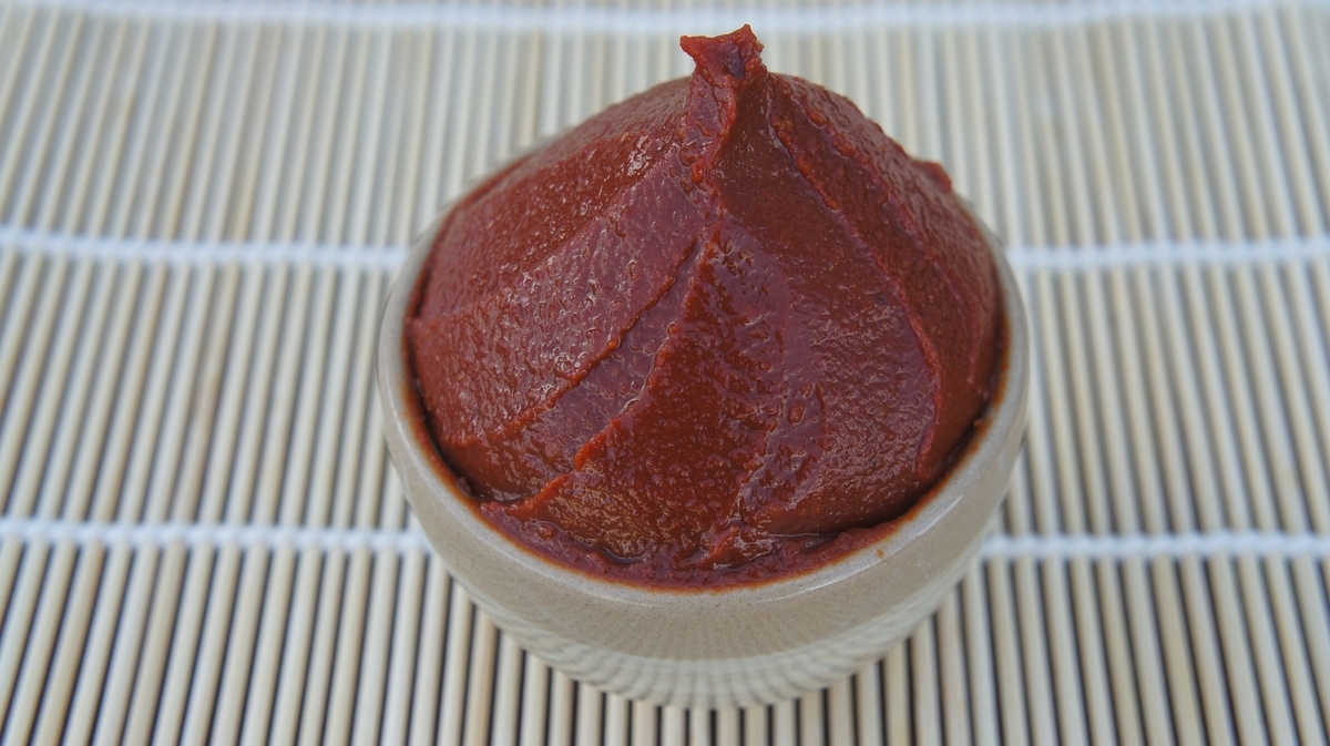 豆板醤を思わせる赤い味噌