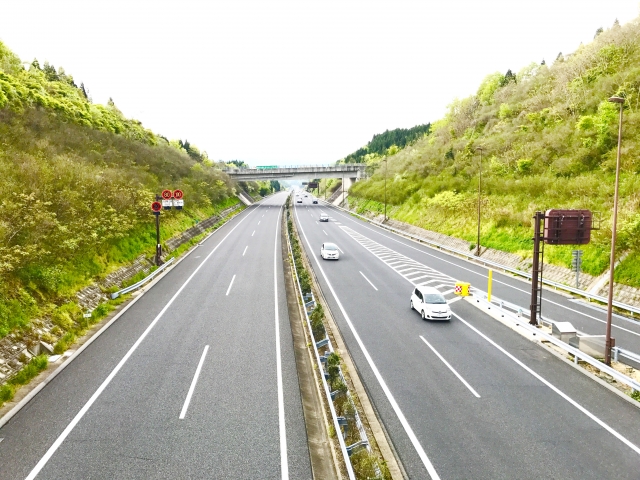 高速道路の中央分離帯にはなんで植栽があるの？ - ちょっとした疑問に答えるブログ
