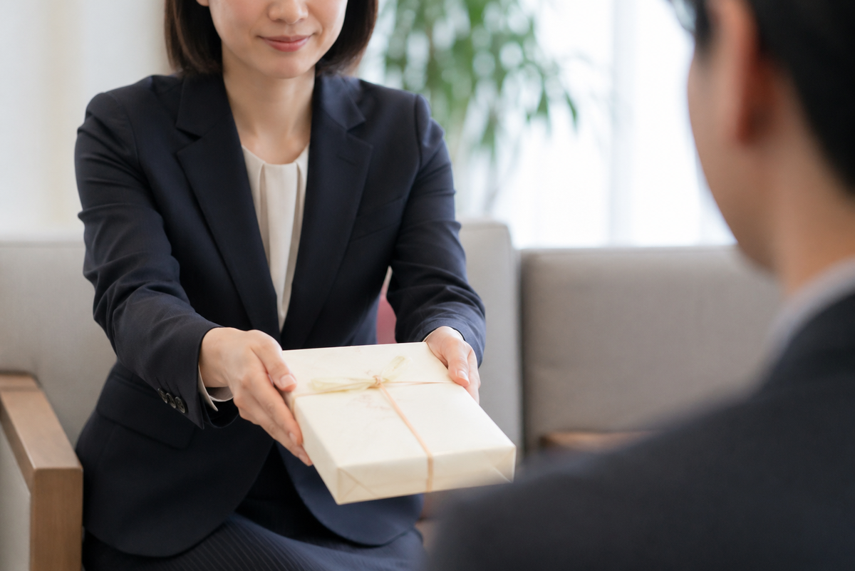 お納めくださいの意味は?失礼?目上への使い方・言い換え例文を解説 - 暮らしのちょっと工夫帳