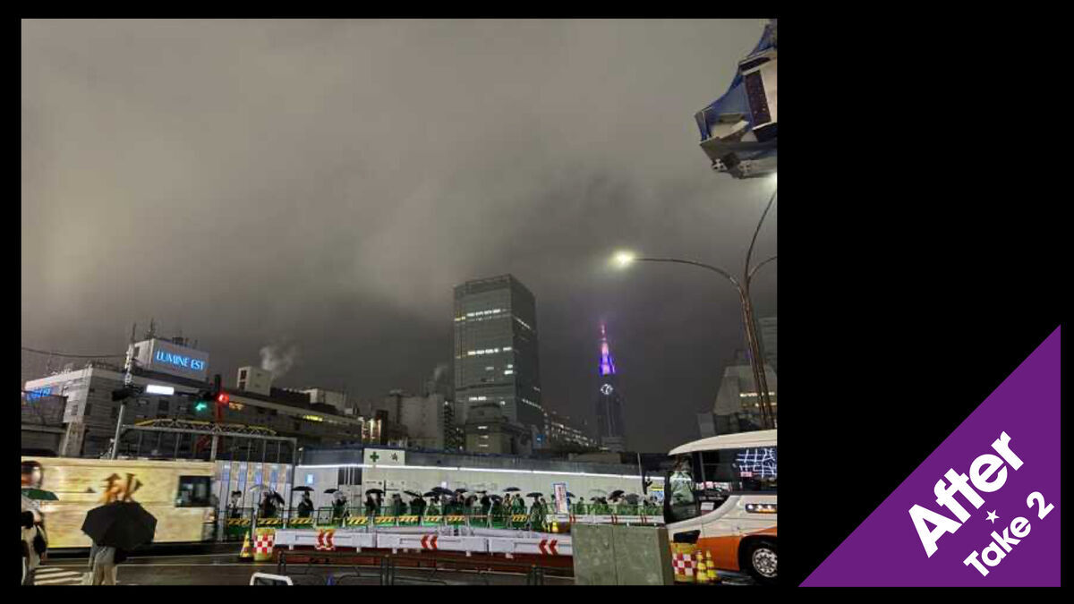 iPhone 15で撮影した新宿の夜景について、画素数を下げ、JPEGの圧縮率を上げただけでは昔のカメラの写真みたいに見えないことを説明する写真