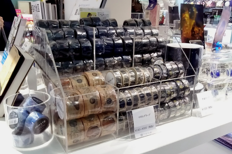文具店めぐり 番外編 Tenq テンキュー 内の 宇宙ストア は文房具の品揃えも豊富なミュージアムショップだった 気分はポレポレ