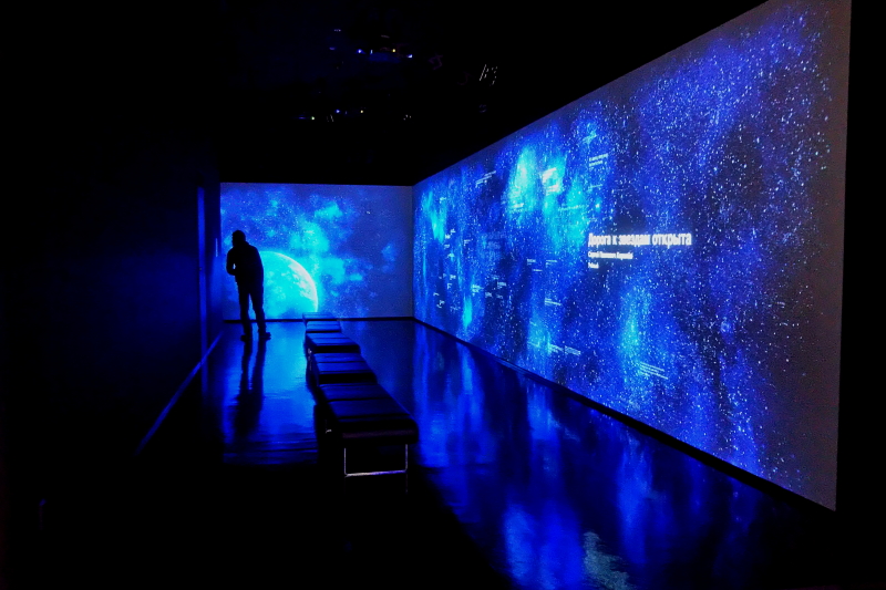 テンキュー内の青く光る通路 テンキュー内の青く光る通路