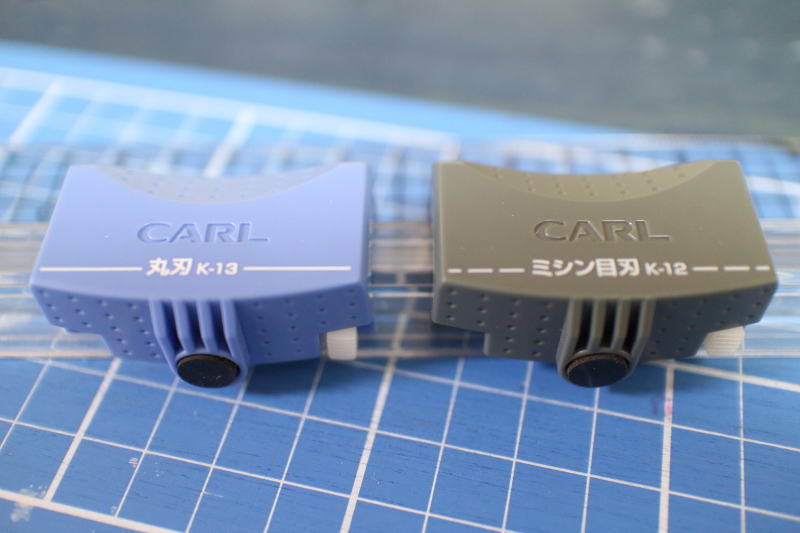 ラインカッターの刃は丸刃と点線用が並ぶ