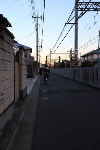 線路沿いの小道