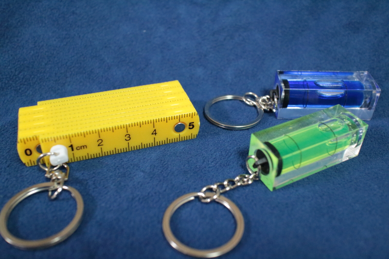 水準器のキーホルダーと物差しのキーホルダー