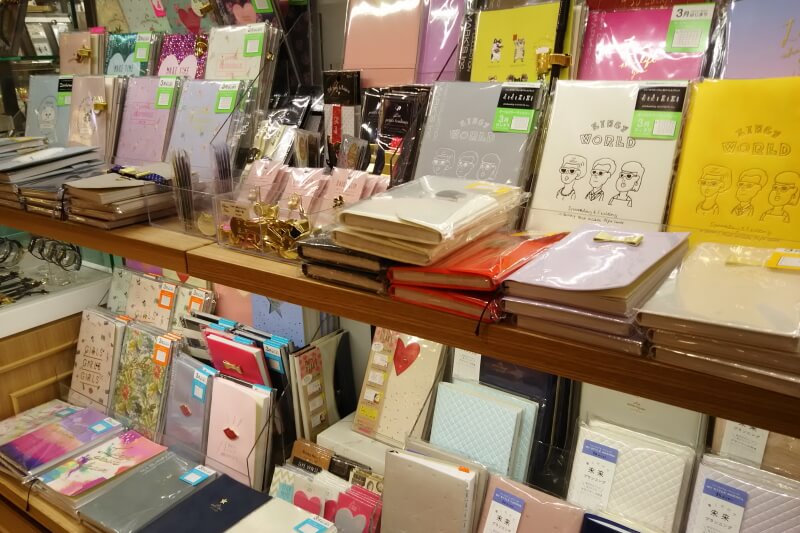 文具店の棚には手帳などがズラリ 文具店の棚には手帳などがズラリ
