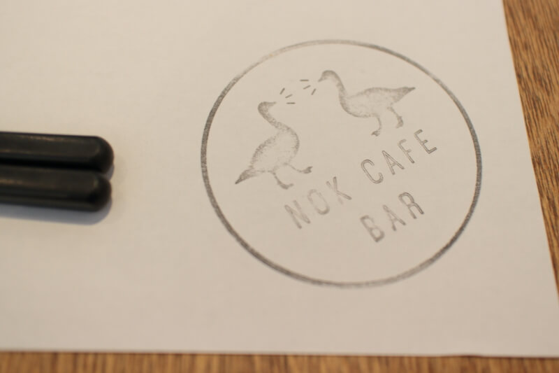 ランチョンペーパーに印刷されたロゴ