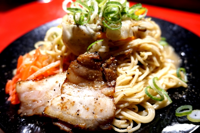 オモウマい店】狂火乱舞の爆炎餃子！炎ドレス焼きラーメン