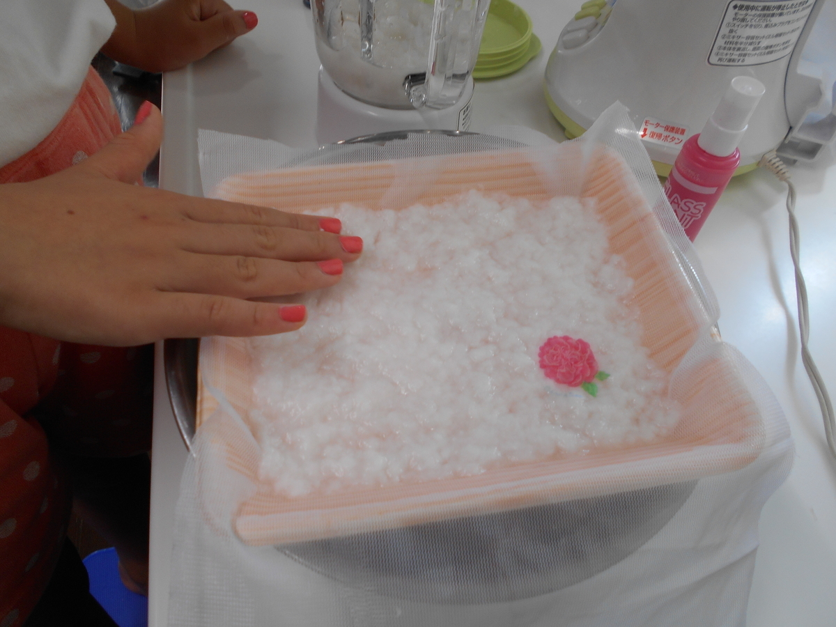 子供の工作 エコでアートな牛乳パックでの和紙作り こうじょうちょー大先生のレシピで作ってみました シングル ワーキングママのぽんちゃん日記 子供の工作 エコでアートな牛乳パックでの和紙作り こうじょうちょー大先生のレシピで作ってみました シングル ワーキングママのぽんちゃん日記