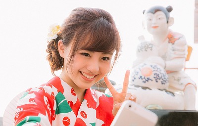 ピースをする女子