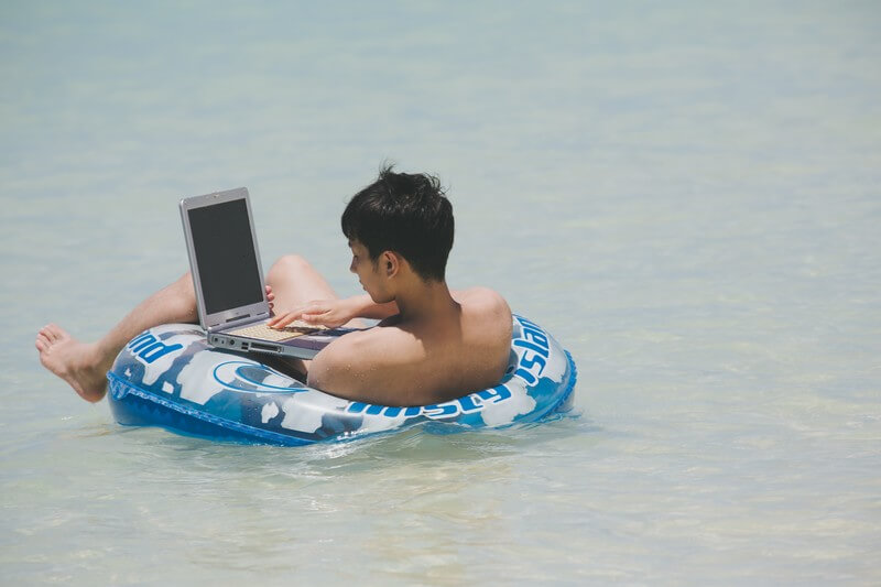 浮き輪の男