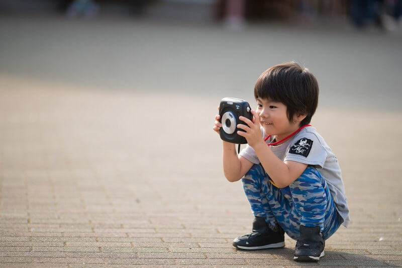 カメラで撮影する男の子