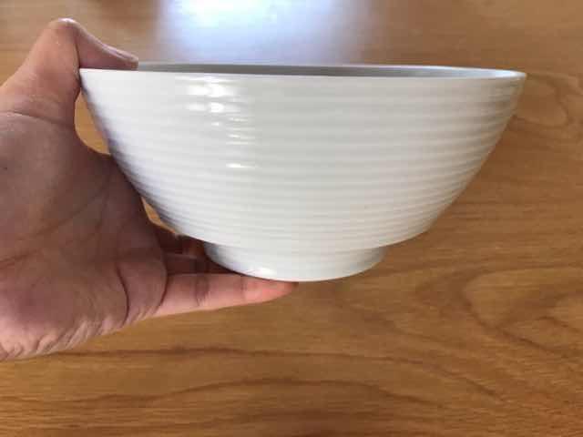 究極のラーメン鉢持つ