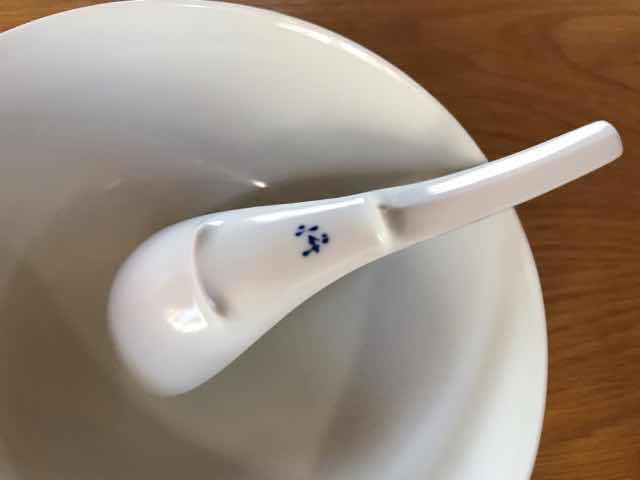 究極のラーメン鉢のレンゲをひっくり返した