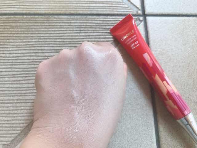 リノクルリンクルケアファンデーションを塗った後の手