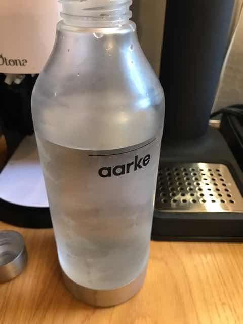 aarkeアールケ水を専用のウォーターボトルに入れて冷やす
