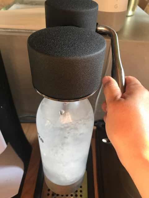 aarkeアールケのレバーを下にむけて炭酸注入。