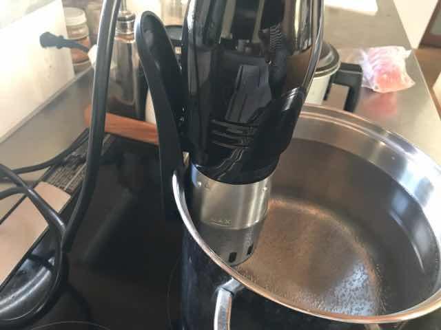 サンコー低温調理器の固定クリップを開いて鍋にセットします。