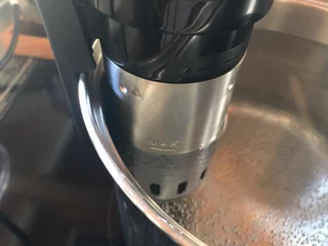 サンコー低温調理器はMAX、MINの間に水の量を調節してください。