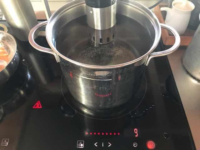 低温調理器を鍋にセットすると、現在の温度がでてくるので、温度を見ながら鍋に火をつけて温度をあげます。