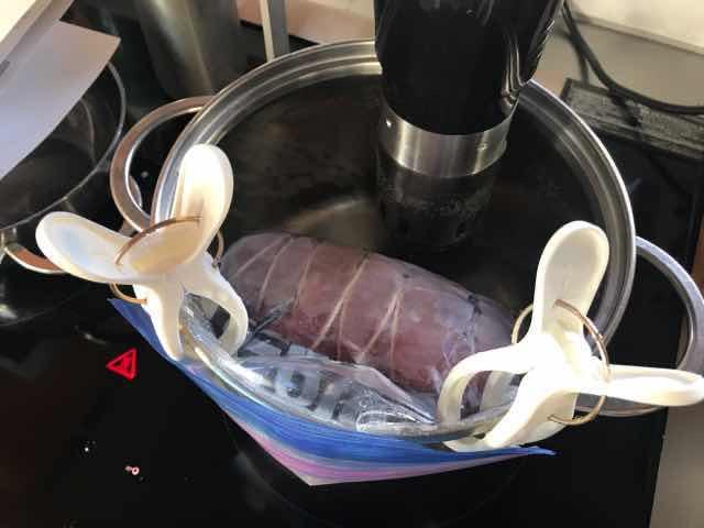 低温調理器のヒーターの部分に食材がつかないように