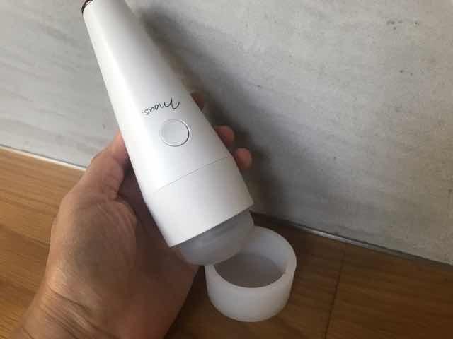 美顔器は転がりやすい形、テーブルの上にパッと置く場合は上のヘッドのフタをかぶせてさかさまにして置いておくといい