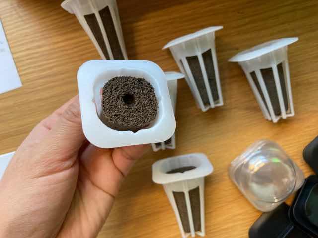 水耕栽培キットIDOOのバスケットキットにスポンジをいれる