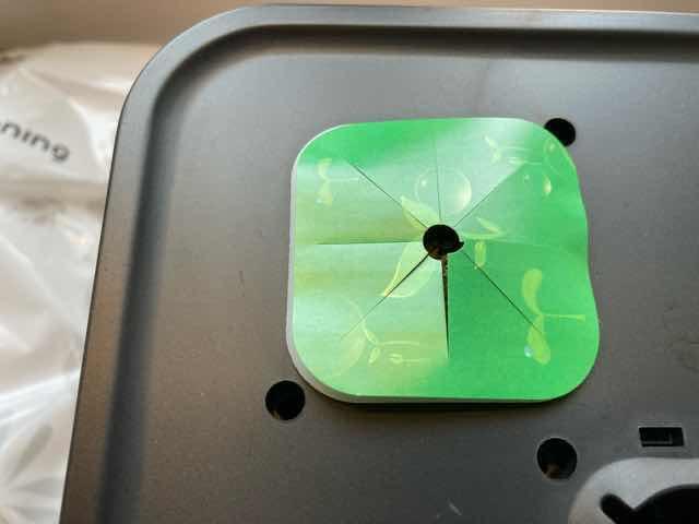 LED水耕栽培キットIDOOのかごラブルという緑色のシールを貼る