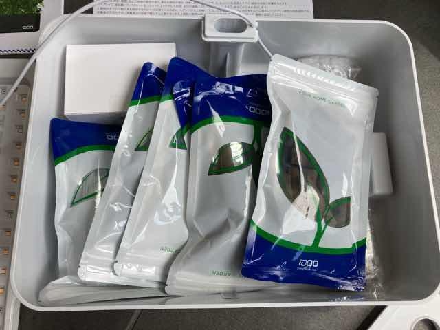 水耕栽培キットIDOO本体のフタを開けると付属品が入っている