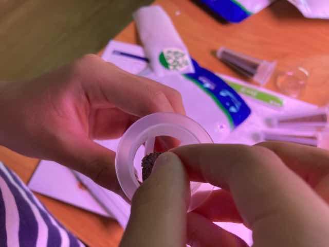 手の小さい子どもにIDOOのタネの植え付けを手伝ってもらった