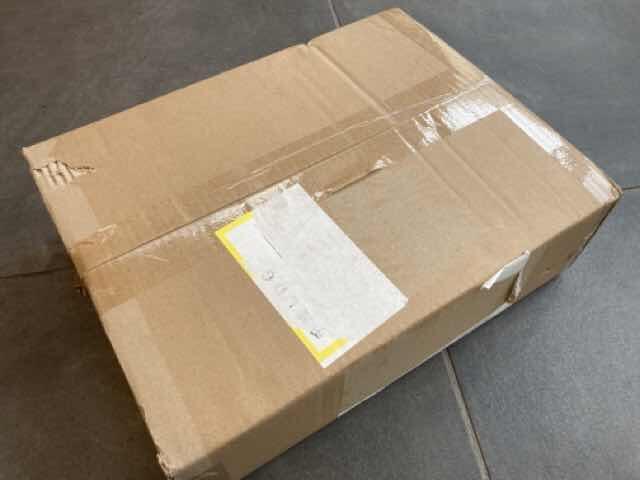 カレントボディLED4イン1マスクが入っている段ボール箱