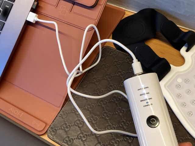 カレントボディLED4イン1マスクの充電はUSB-Cケーブル