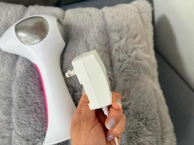 トリア家庭用レーザー脱毛器4Xの充電コード横