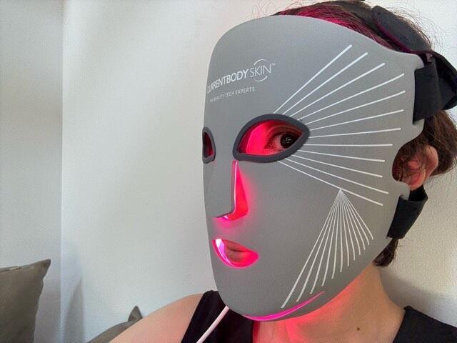 カレントボディLEDマルチライトマスクの横顔