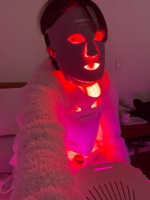 カレントボディLEDマルチライトマスク装着したぽんこ氏