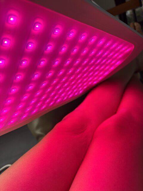 カレントボディのLED光美容パネルの青色LEDを浴びてるぽんこの足