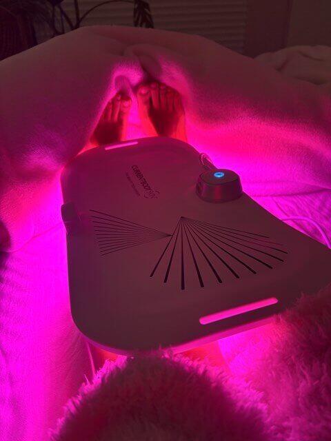 カレントボディLED光美容パネルを下半身に浴びるぽんこ氏