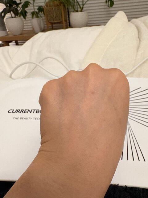 カレントボディLED光美容パネルで手をケアした後