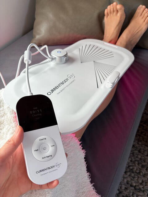 カレントボディLED光美容パネルを使用中のぽんこ