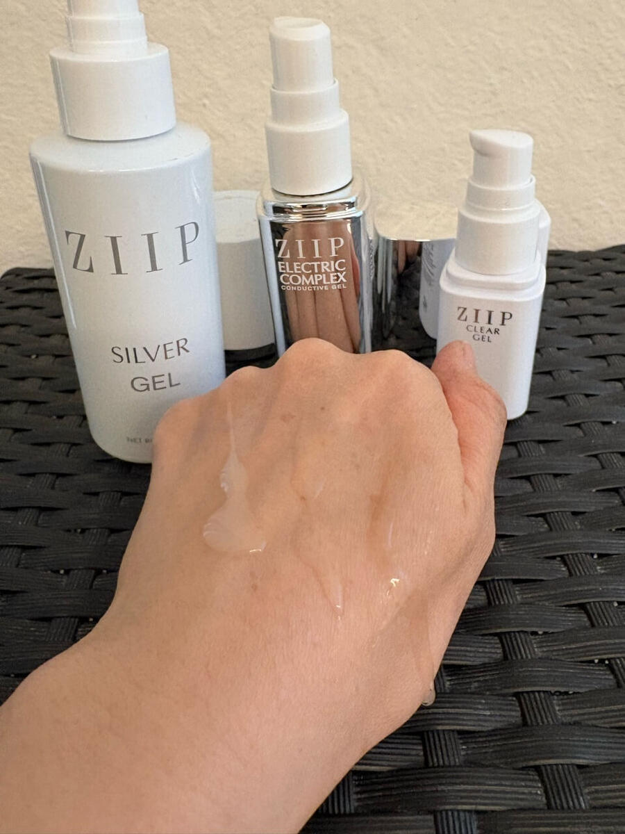 ZIIP専用ジェル3本をぽんこの手に出したところ