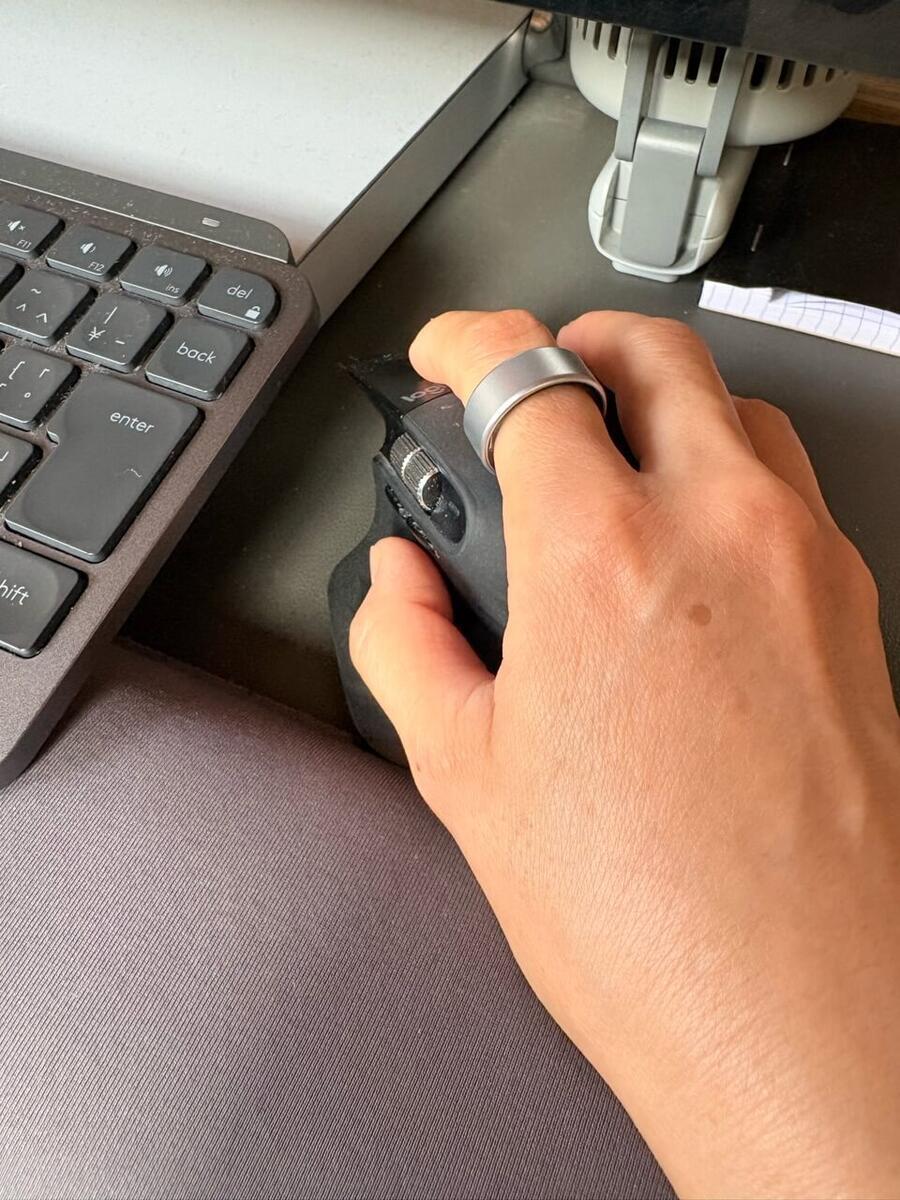 スマートリカバリーリングをつけて仕事をするぽんこの手