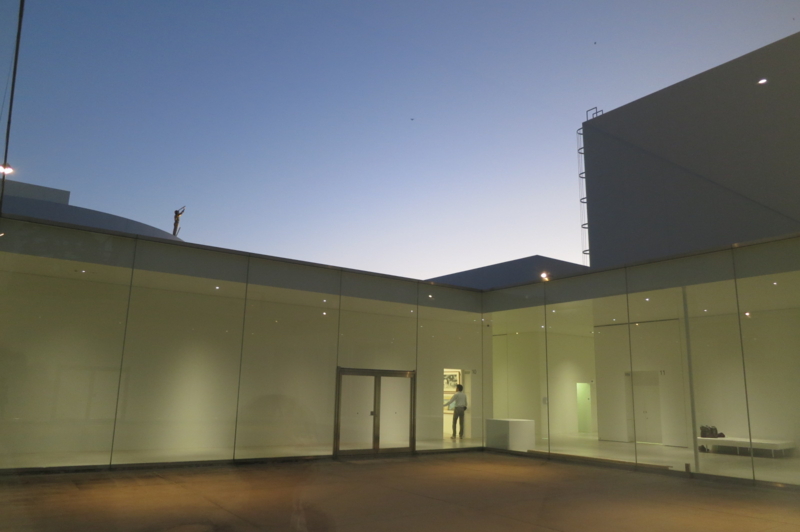 金沢21世紀美術館の中庭からの夕日