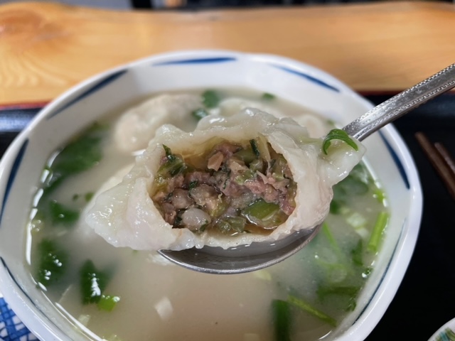 スヨリト草原の料理　スープで食べるラム水餃子