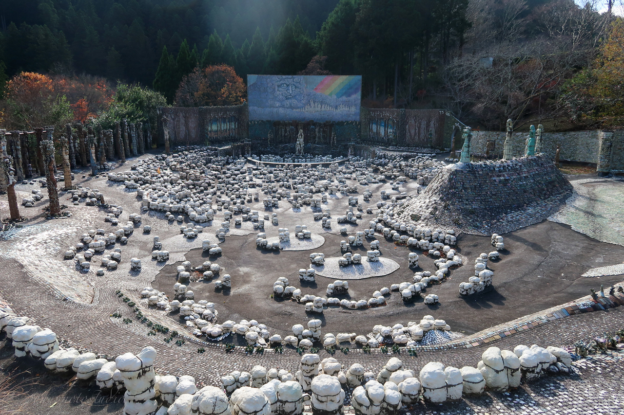 ジィー　ビンテージ牧草地風景陶板ラスト。Kumko 陶芸家・阿曽藍人さんがゲストアーティストとして常滑で野焼きします！
