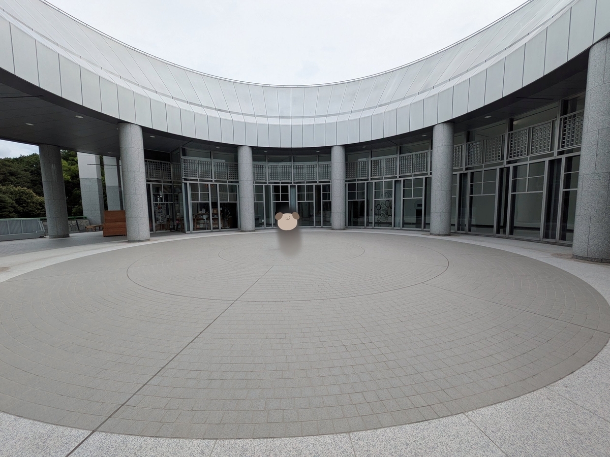 広島市現代美術館　アプローチプラザ