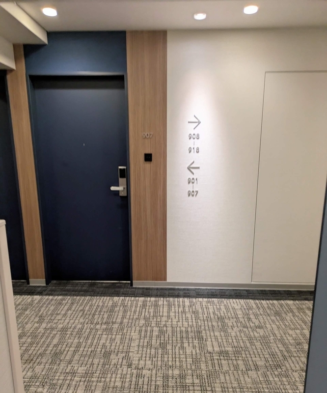 フォーポイント フレックス by シェラトン 横浜駅西 廊下 室前