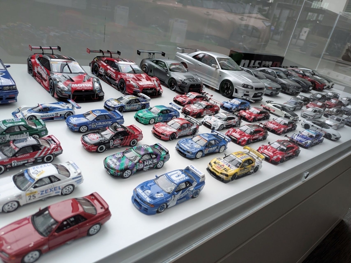 日産 グローバル本社ギャラリー モデルカーウォール